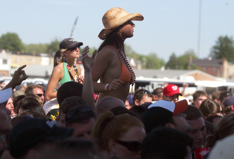 Illustration for article titled Preakness Infield Exposé: I See The Blush Upon Thy Ass Cheeks, Maryland!